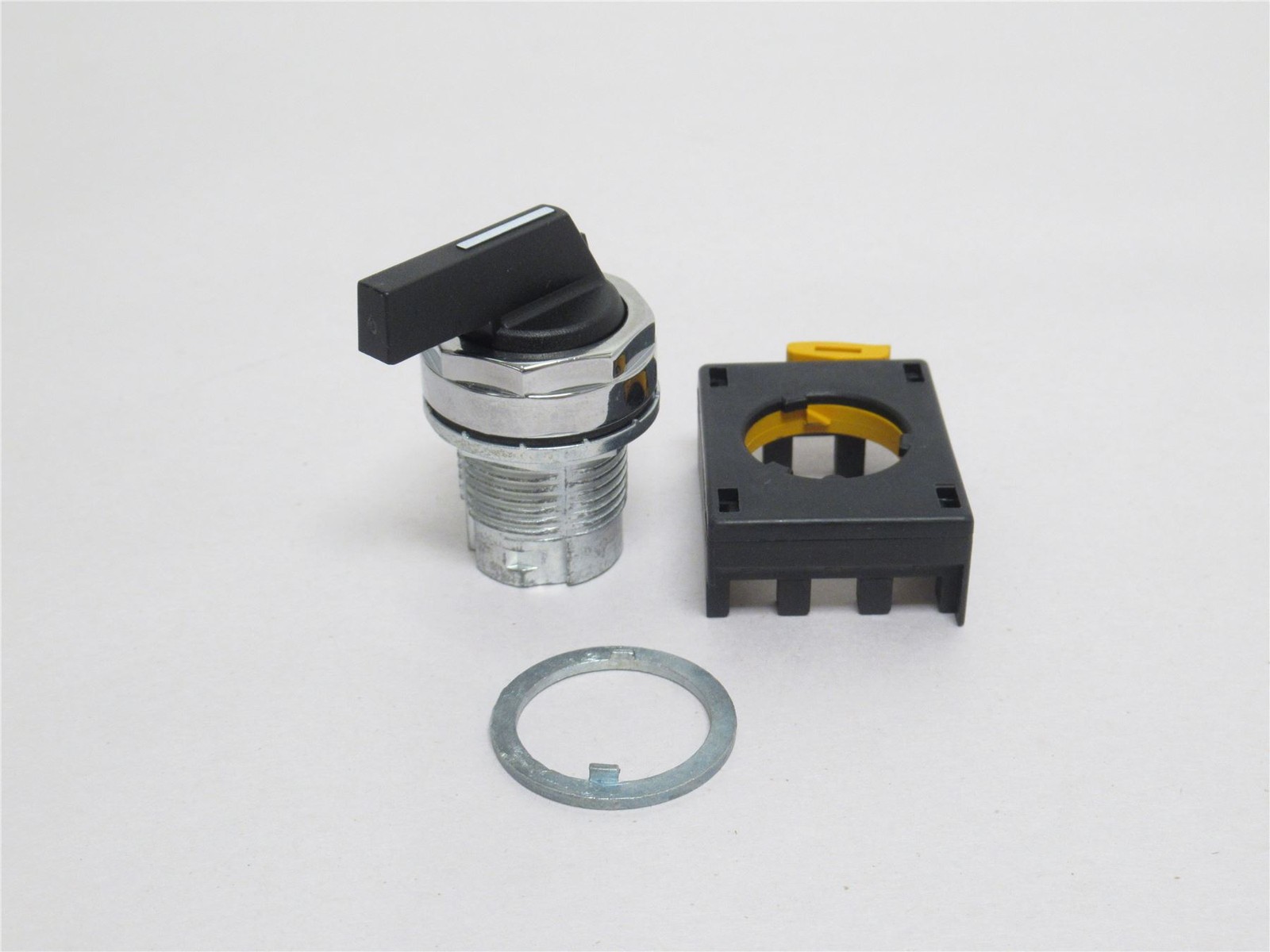 240309 New-No Box; Eaton EM22V561 Lever Selector Switch; 2-Pos; Maintained