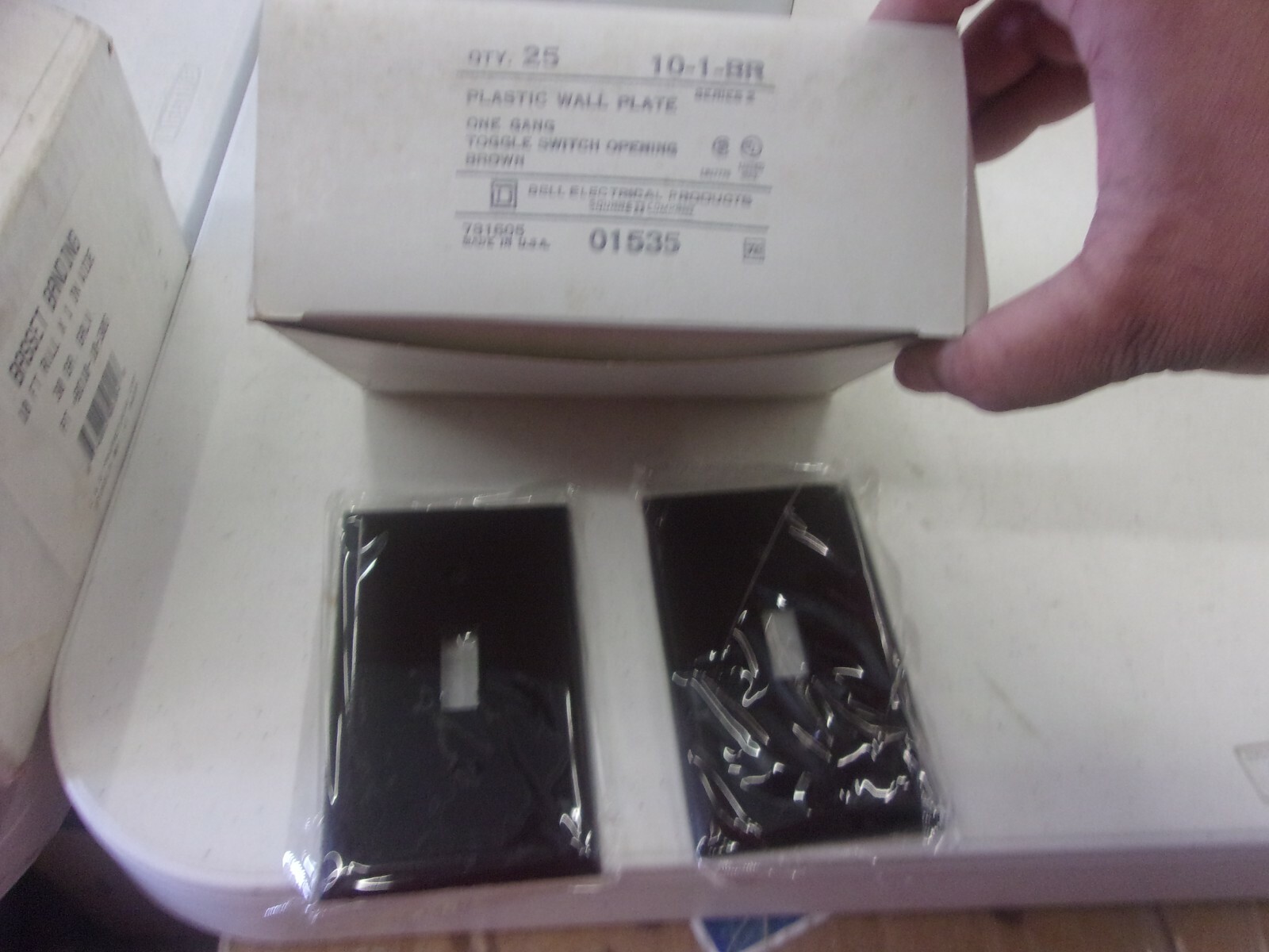 LOT OF 25 10-1-BR PLASTIC WALL PLATE ONE GANG TOGGLE SWITCH OPENING BROWN
