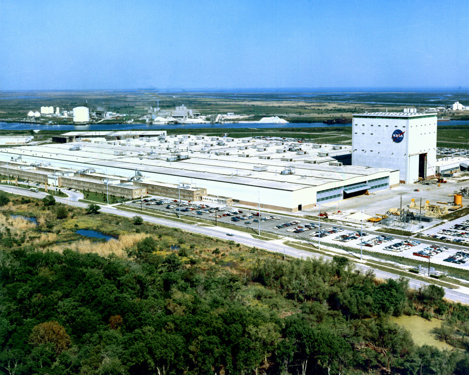 AERIAL VIEW OF MICHOUD ASSEMBLY FACILITY IN 1968 - 8X10 NASA PHOTO (BB-163)