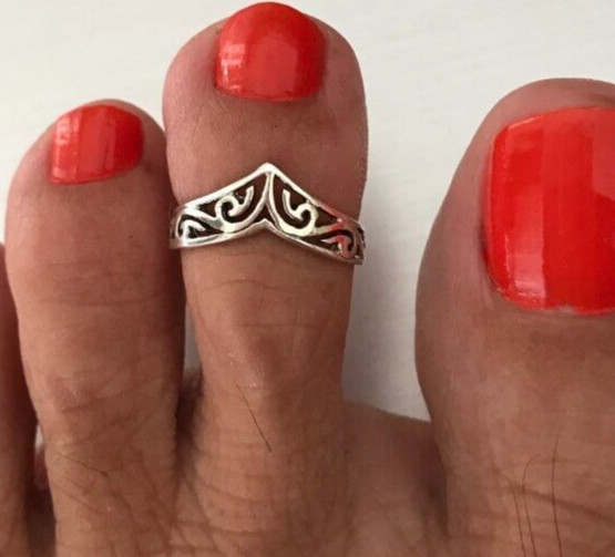 Women's Solid Metal Unique Design 'v' Shape Adjustable Fancy Toe Ring 925 Silver