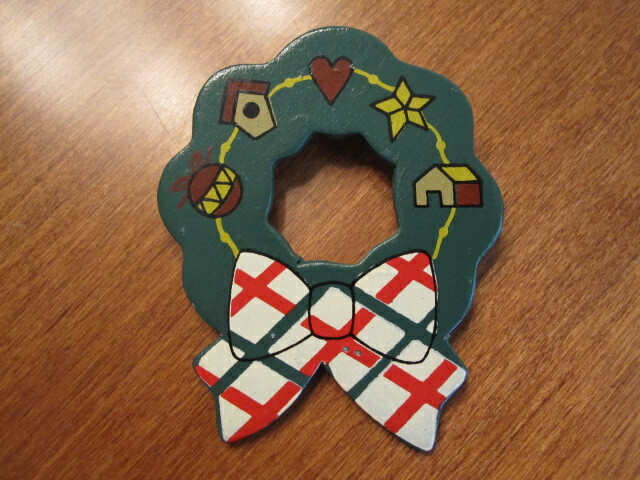WOODEN CHRISTMAS WREATH BROOCH PIN