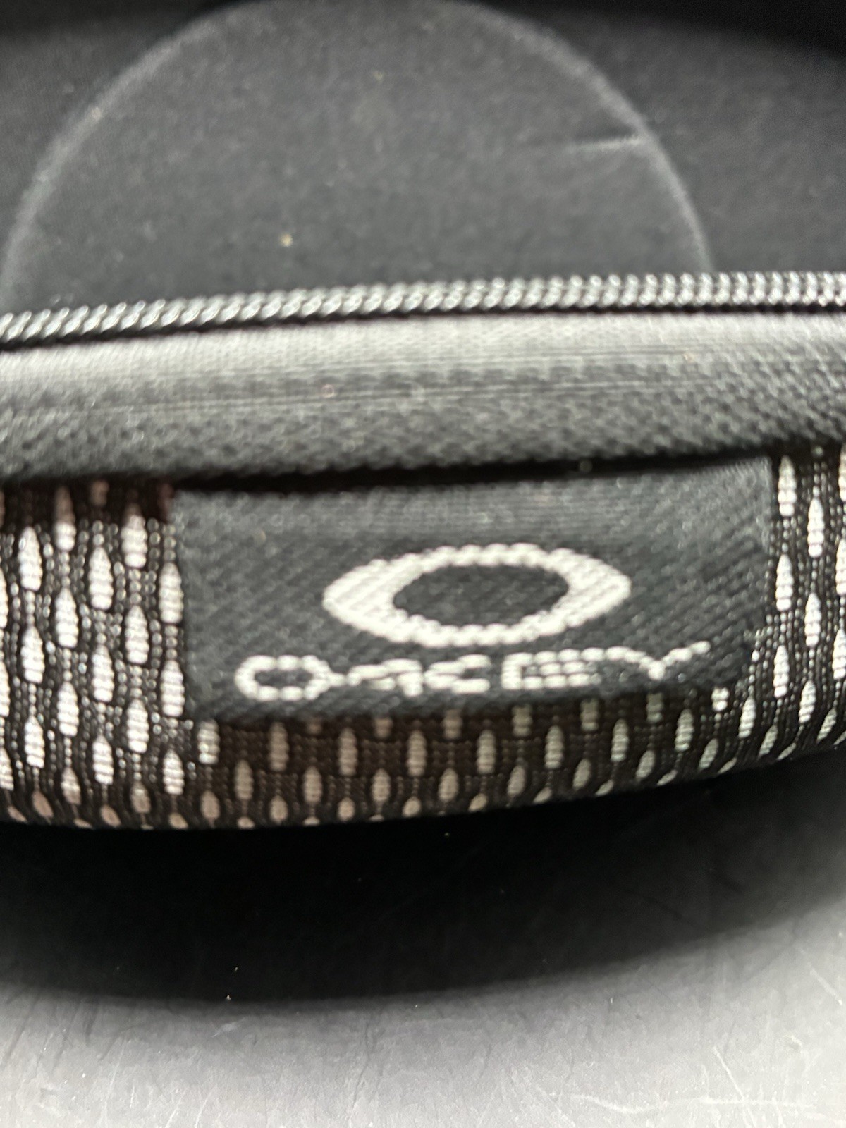 Oakley Style Sunglasses Soft Clamshell Zipper Case Black & Gray