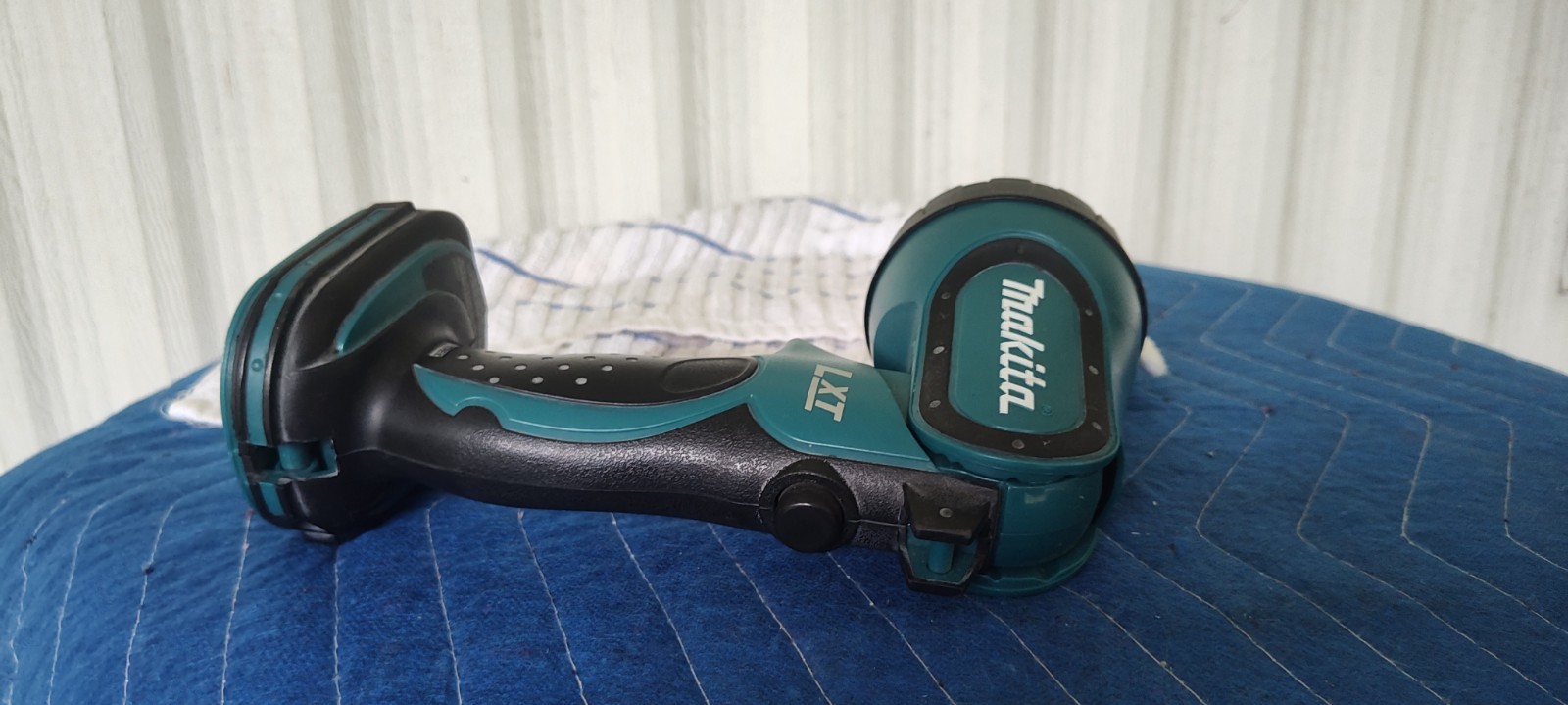 Makita BML185!18-Volt LXT Lithium-Ion Cordless 12 L.E.D. Flashlight