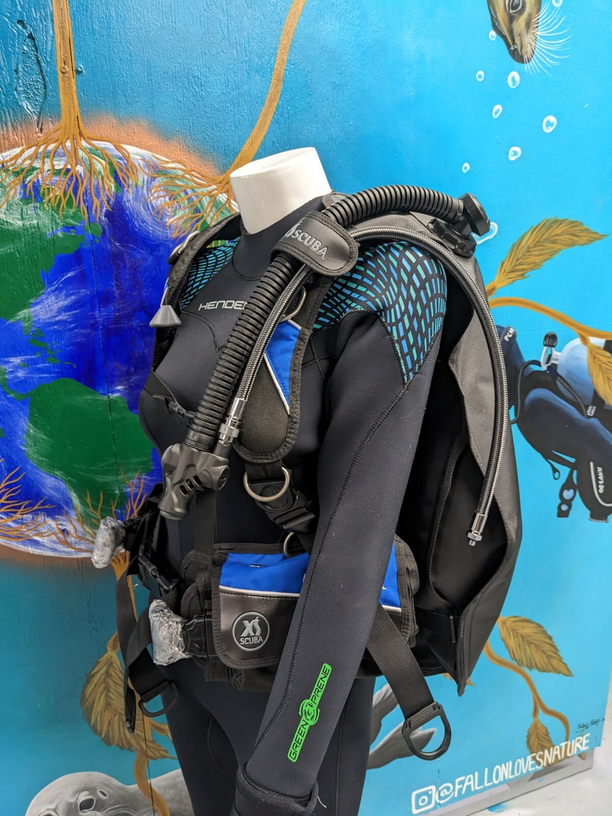 New XS Scuba Phantom SL BCD Medium-Large/Large Black/Blue