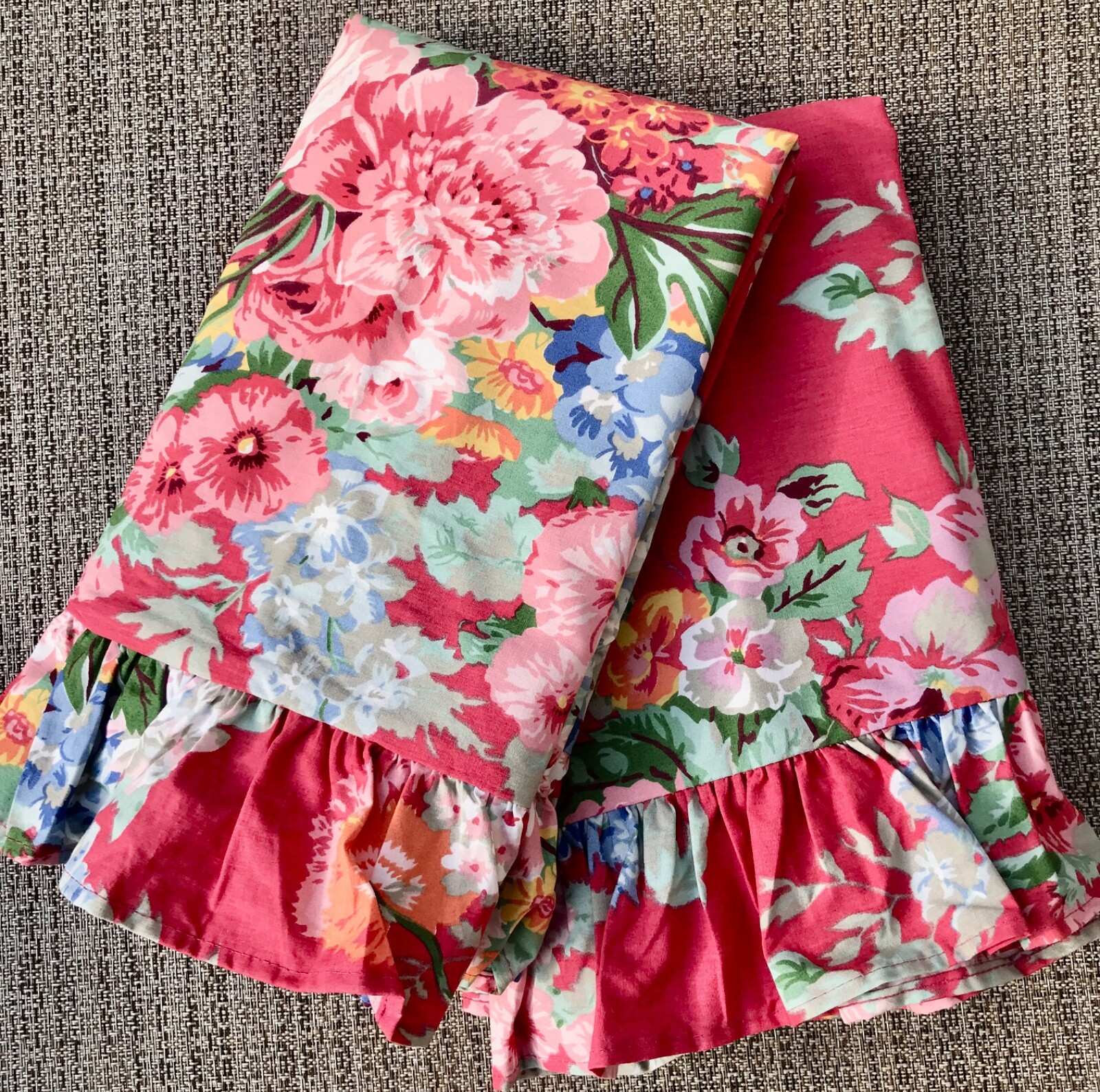RALPH LAUREN BEACH HOUSE FLORAL (FUCHSIA RED)  PAIR OF RUFFLED KING SHAMS ~ EUC