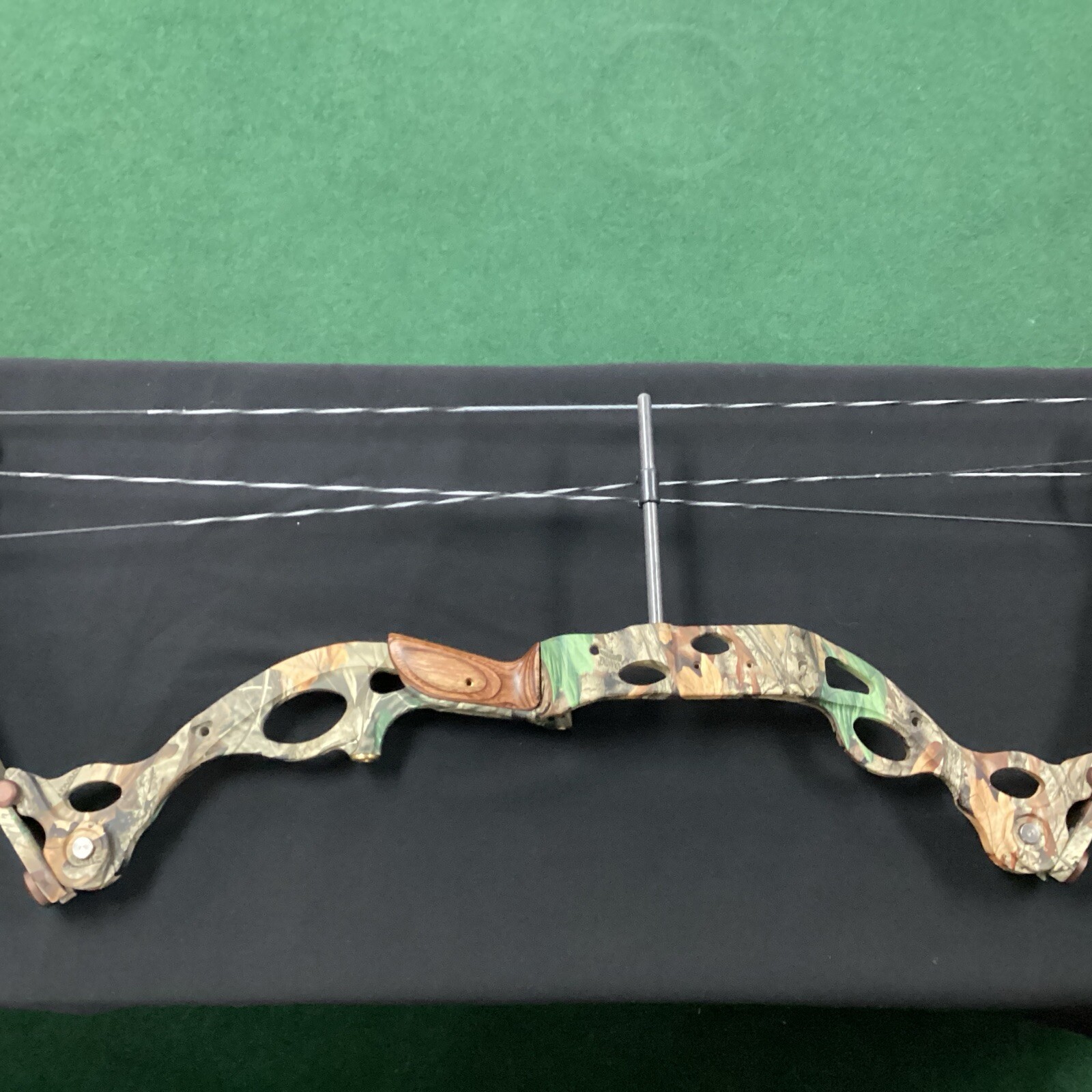 Kodiak Outdoors Titan 34 RH Compound Bow (26-30 Inch Draw) *50-60 Pounds*