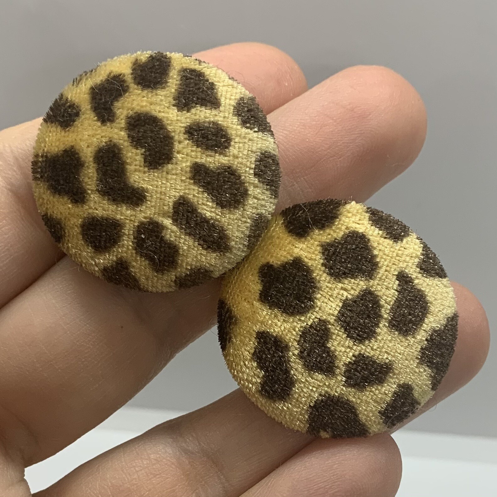 VTG 90’s CHEETAH ANIMAL PRINT FAUX FUR ROUND POST EARRINGS UNIQUE