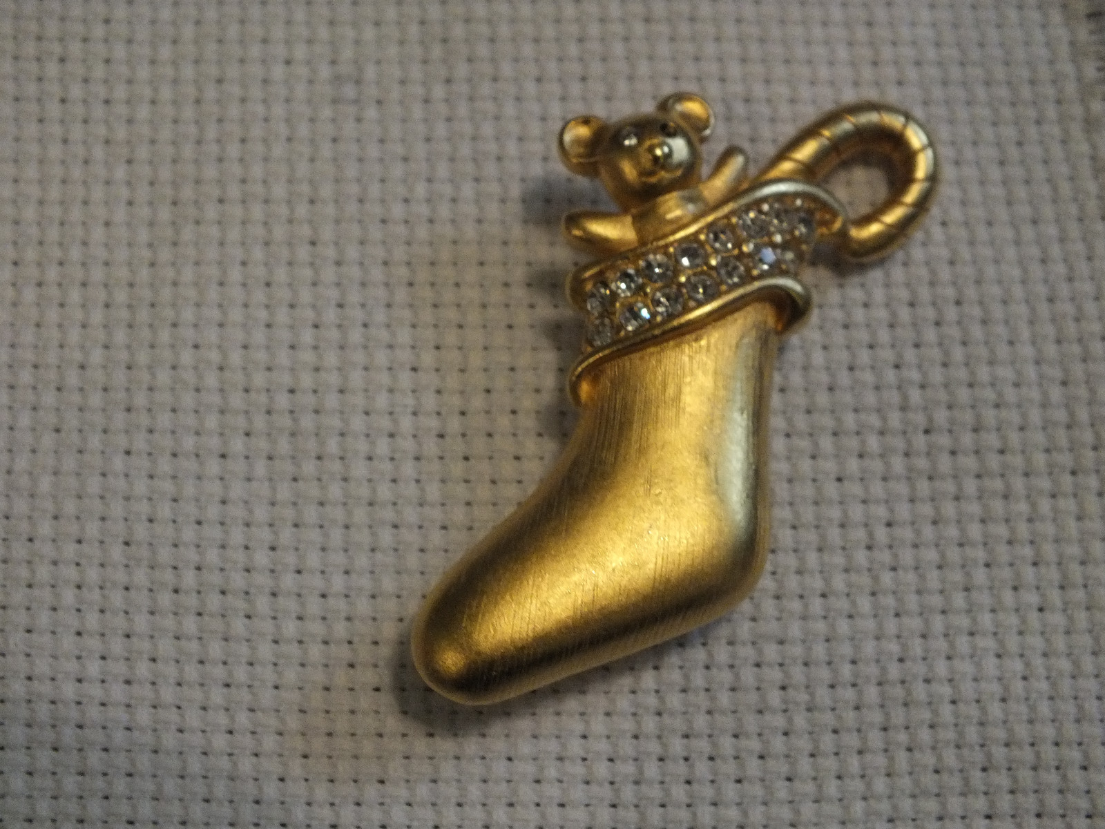 Stunning Brooch Pin Matte Gold Tone Christmas Stocking Clear Rhinestones Mouse