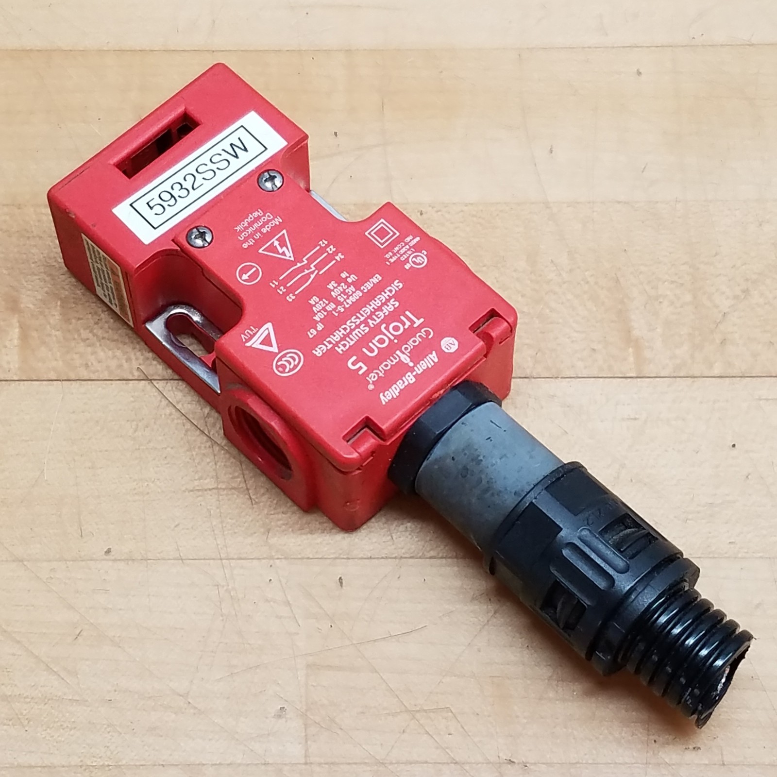 Allen Bradley 440K-T11202 Series B Trojan 5 Safety Switch, 240V 3A, 120V 6A