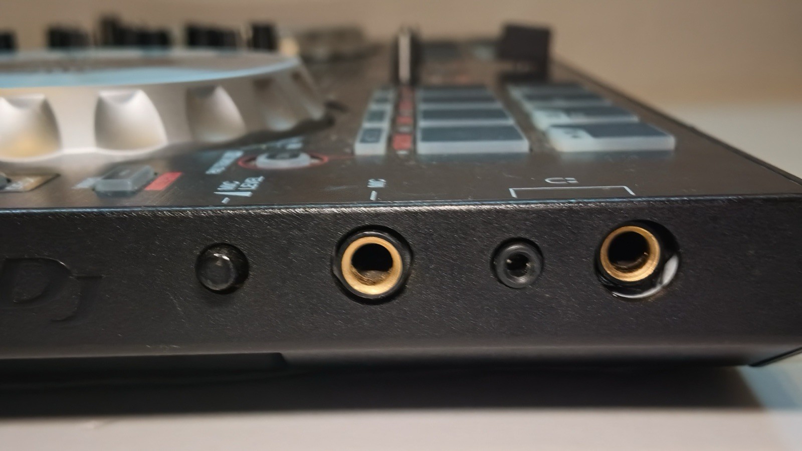 Pioneer DJ DDJ-SB2 Serato 2-Channel 2-Deck DJ Controller powers on