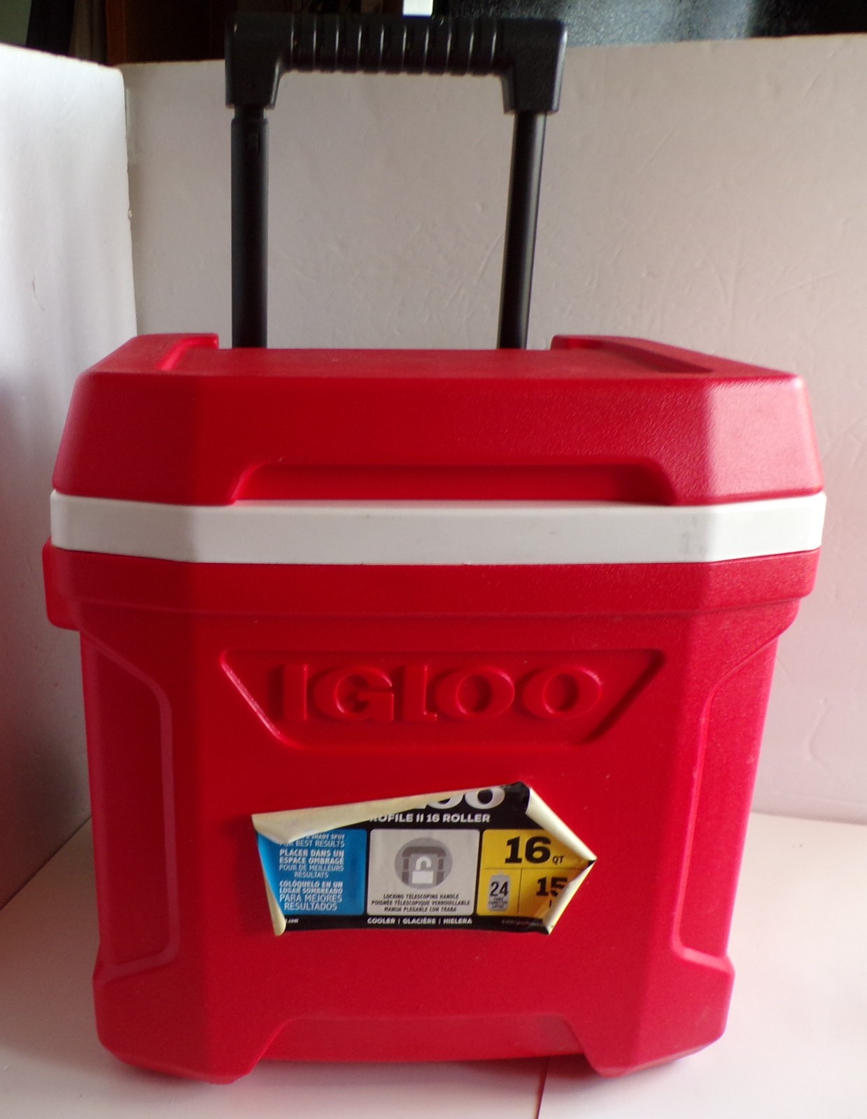 Igloo Rolling Chest Cooler Profile II  Red 16 Quart 24 Can