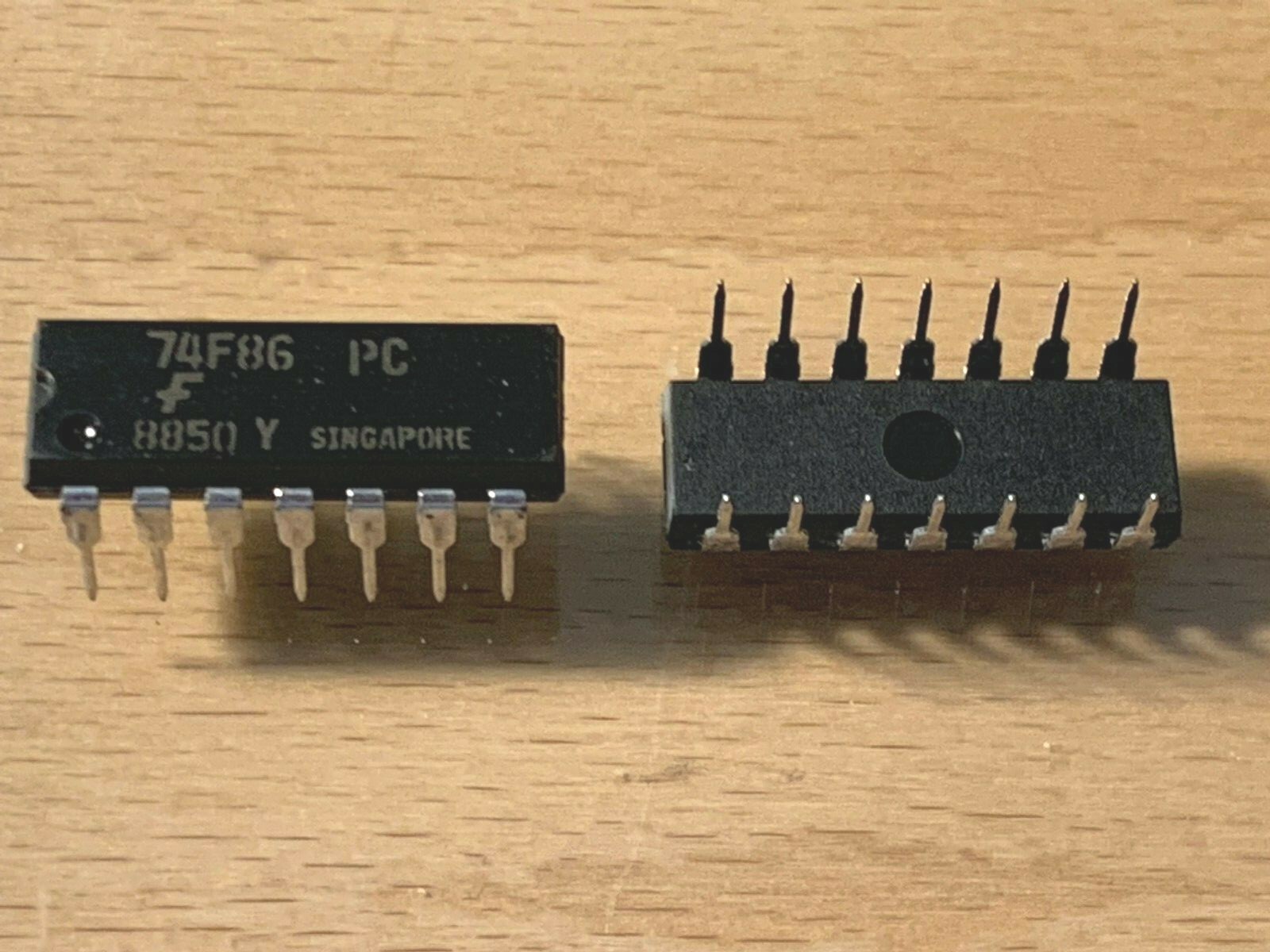 Fairchild IC - 74F86 - Quad 2-input Exclusive OR Gate - DIP- 14.