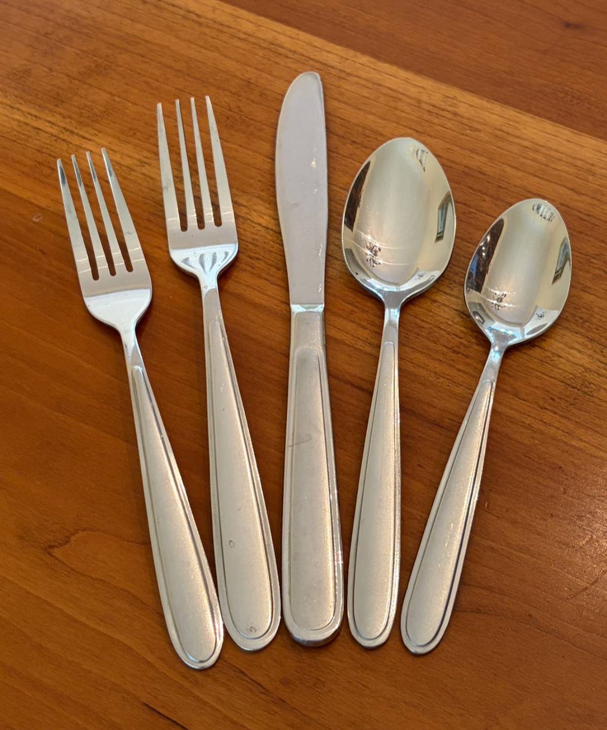 Oneida  PENNINSULA-CASTLE-JORDAN-LAURA  Stainless Flatware - Choice