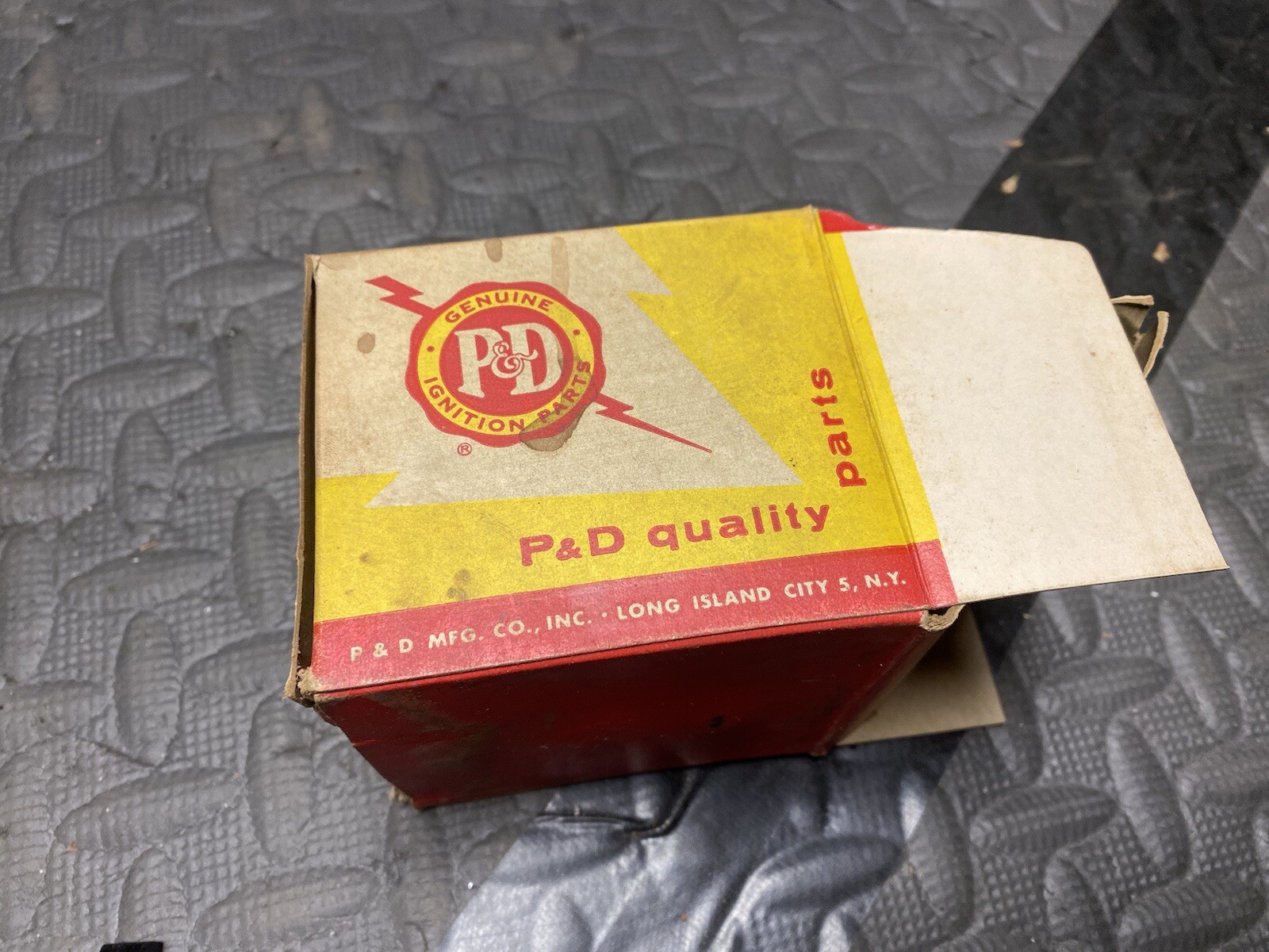 NOS P & D Bendix Distributor Cap AU-110