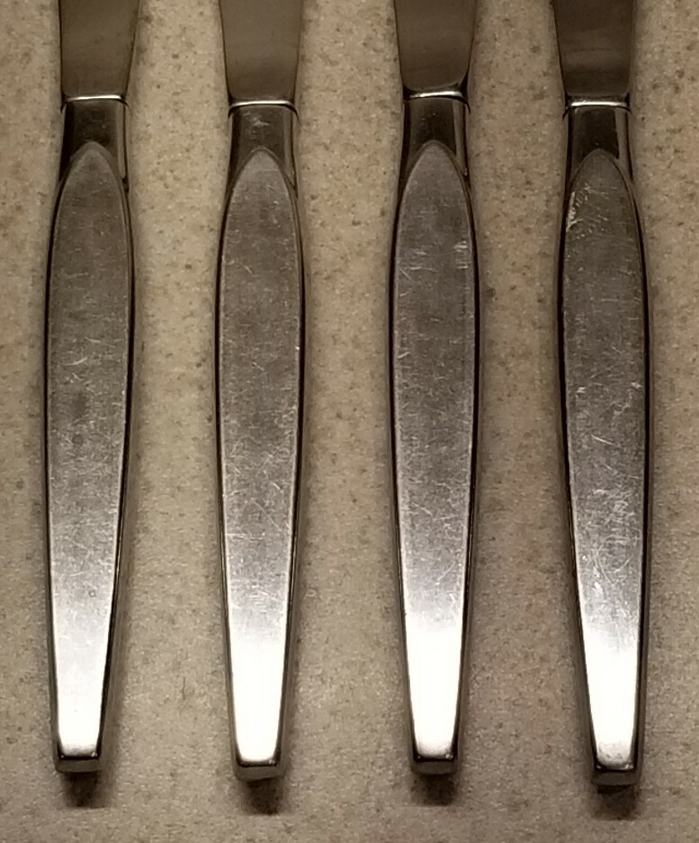 ONEIDA STAINLESS FLATWARE SATINIQUE (OLDER VERSION) 4 DINNER KNIVES 9 1/8"