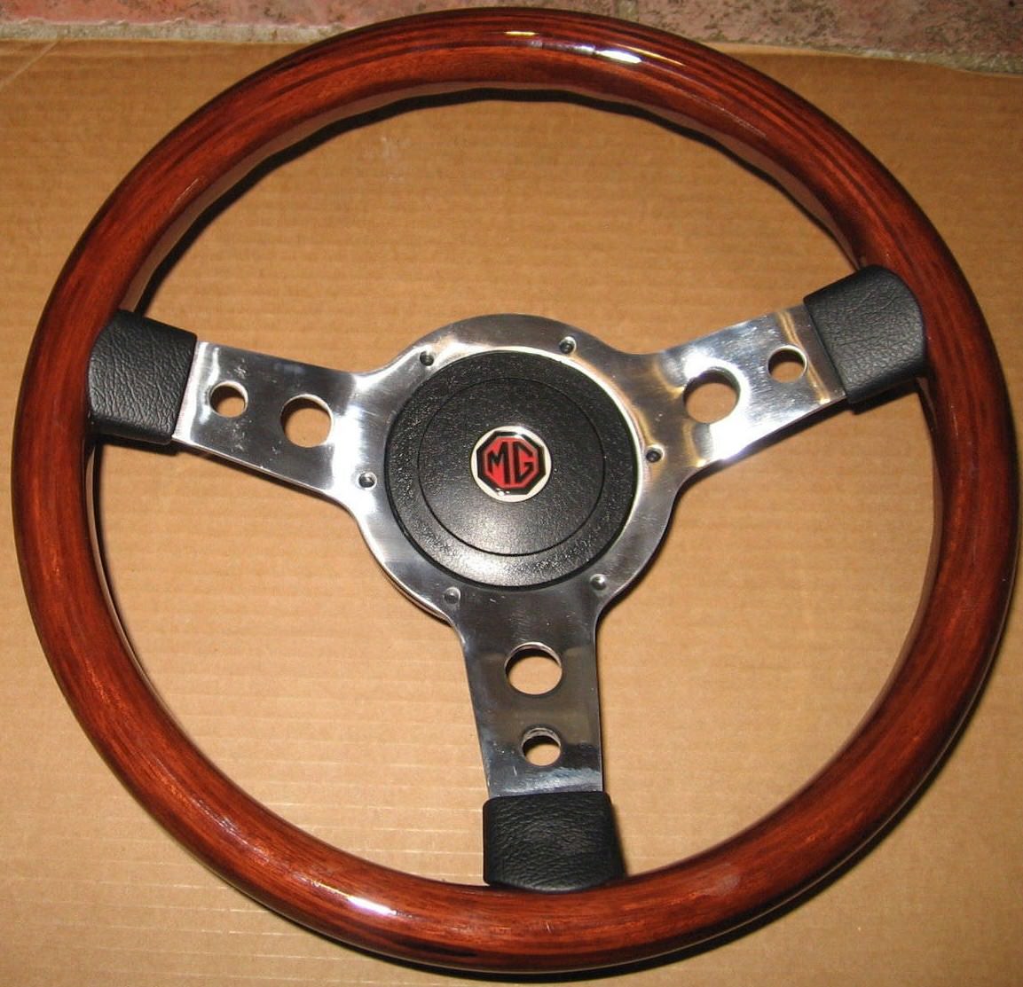 New 13.5" Wood Steering Wheel and Adaptor for MGB 1977-1980 Made in the UK