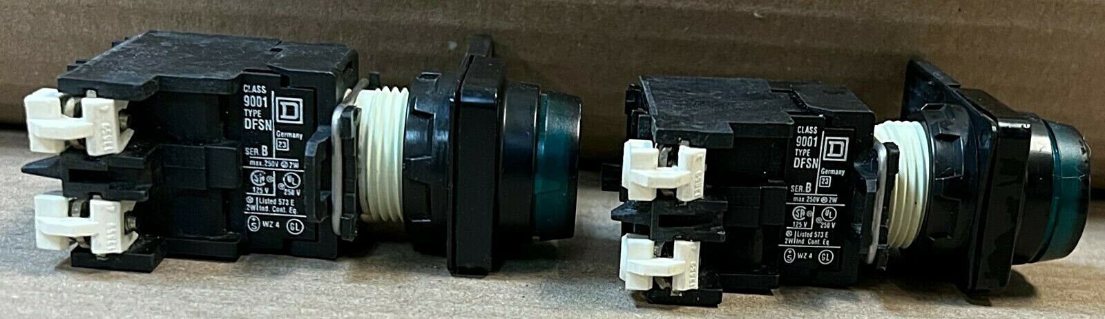LOT OF 2 SQUARE D 9001 DFSN GREEN BULB PUSH BUTTON MODULE MAX 250V 2W