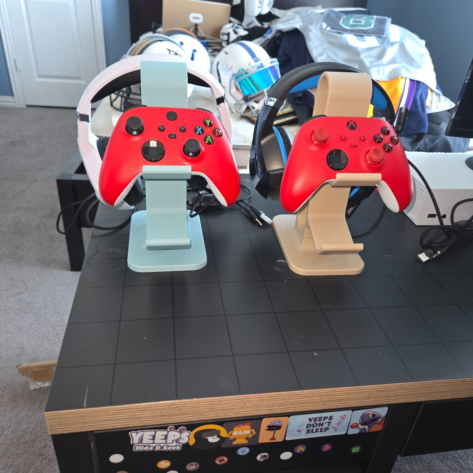 Gaming controller and headphone standing holder