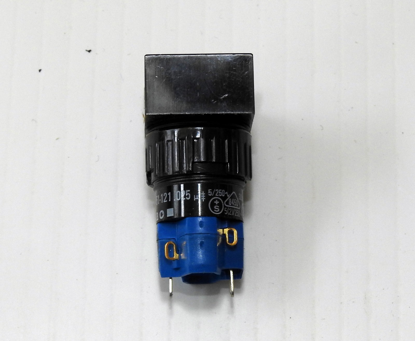 EAO 51.121-025, Momentary Illuminated Rectangular Pushbutton, 1NO/1NC panel mnt