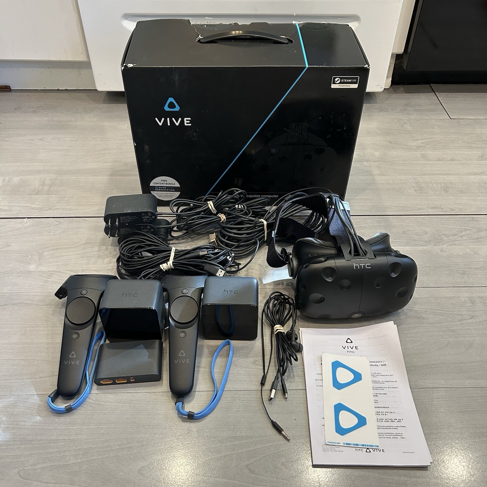 HTC Vive Complete VR System Headset Controllers Base Stations Box Tested Works