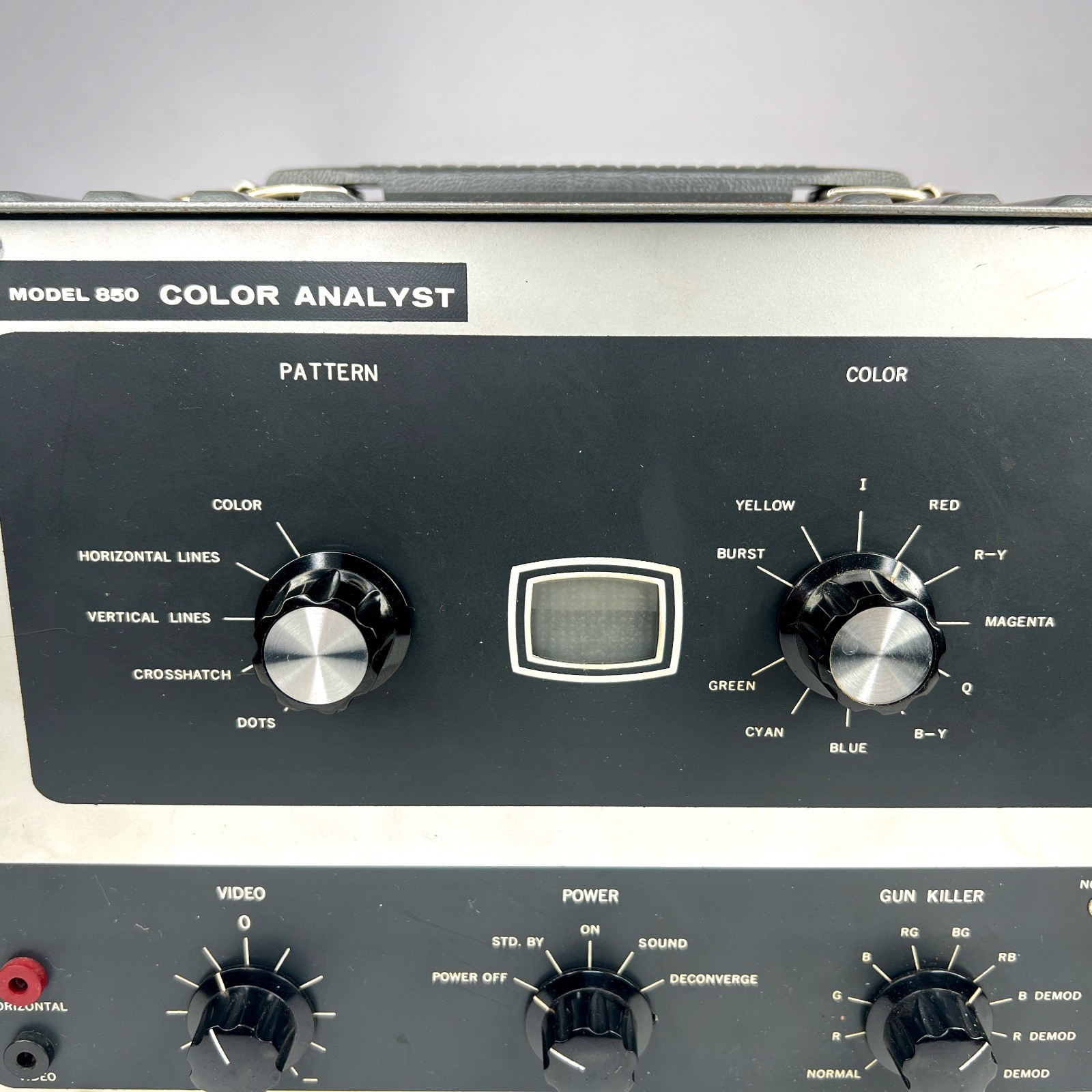 B&K Model 850 Color Analyst CRT TV Test Equipment - Powers On - READ BELOW