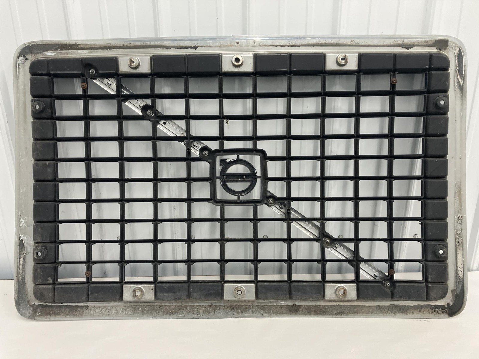 2003-2017 Volvo VNL Grille - Used
