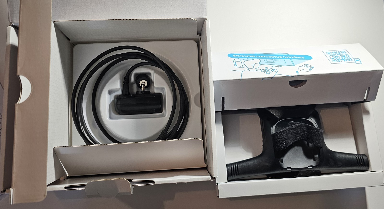 HTC Vive Wireless Adapter Almost full kit (missing battery)