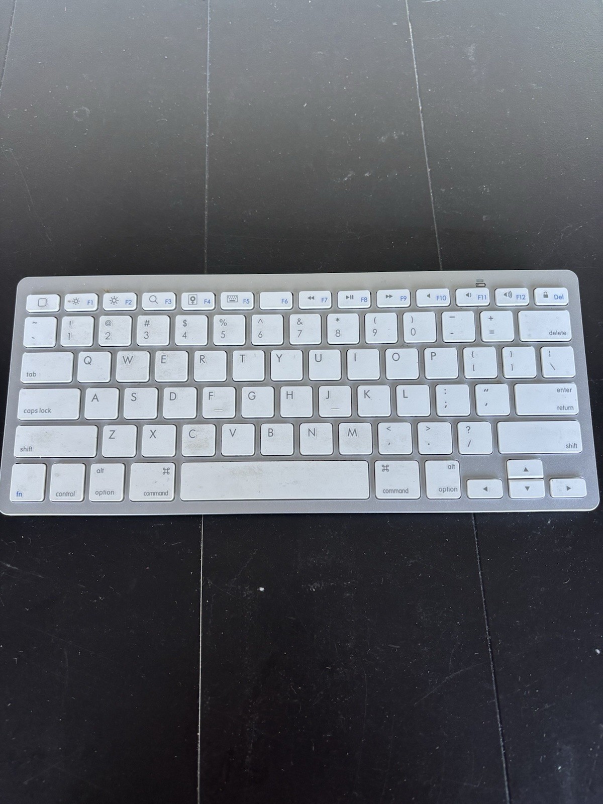 Omoton Wireless Keyboard Ultra-Slim Bluetooth Silver White QWERTY Office Home