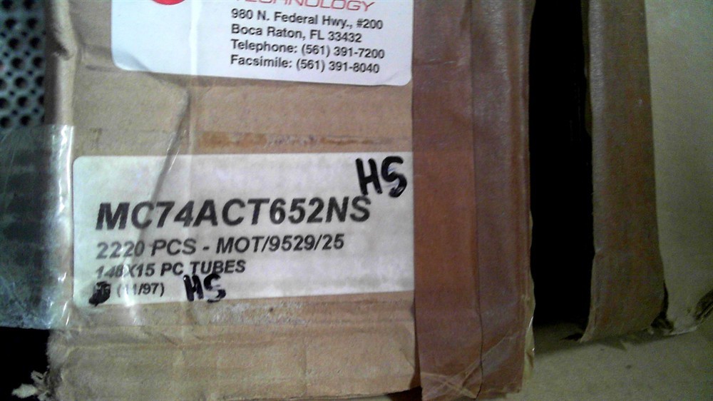 New (33pcs) MC74ACT652N MOTOROLA IC Logic