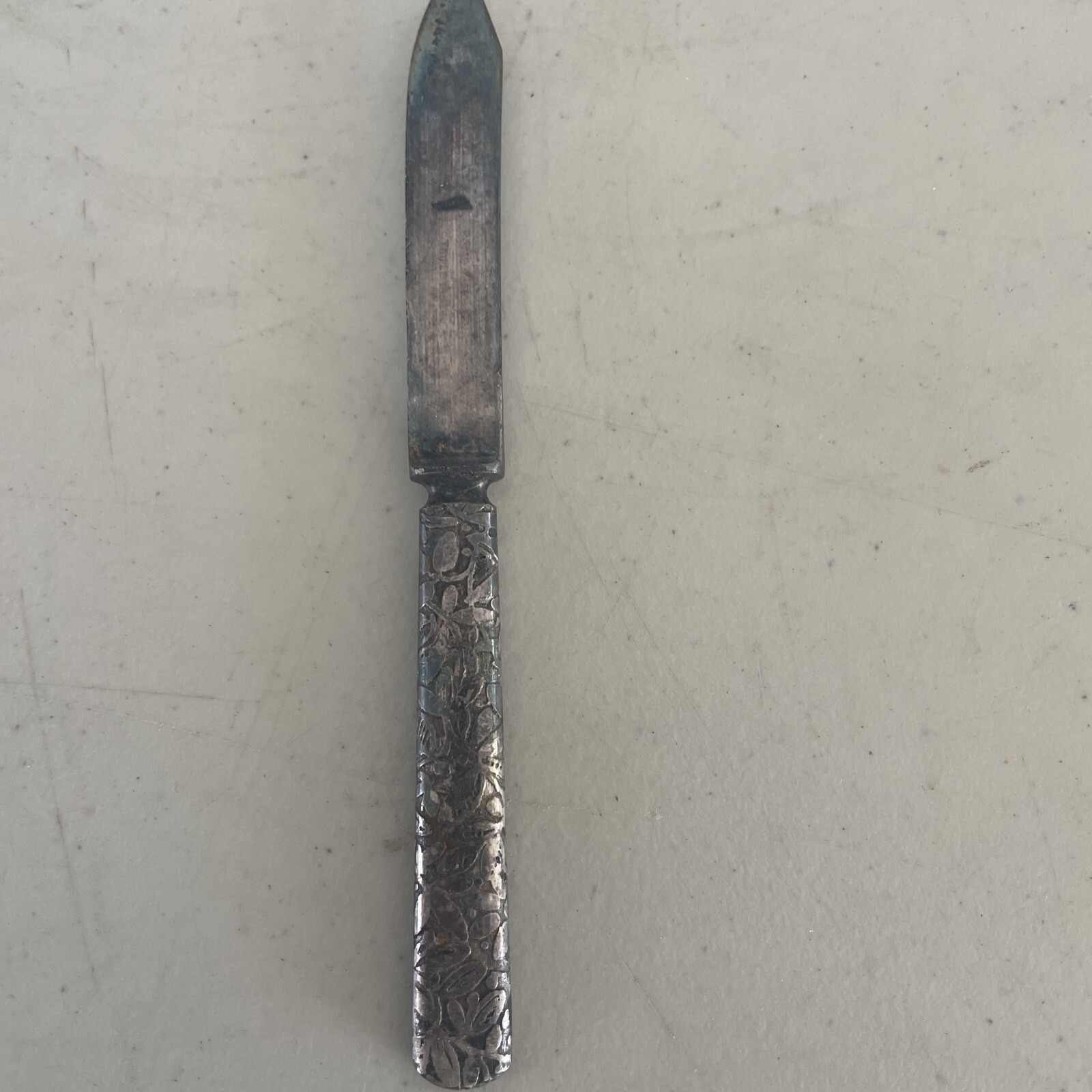 VINTAGE ROYAL MFG 6" ENGRAVED KNIFE (27A)