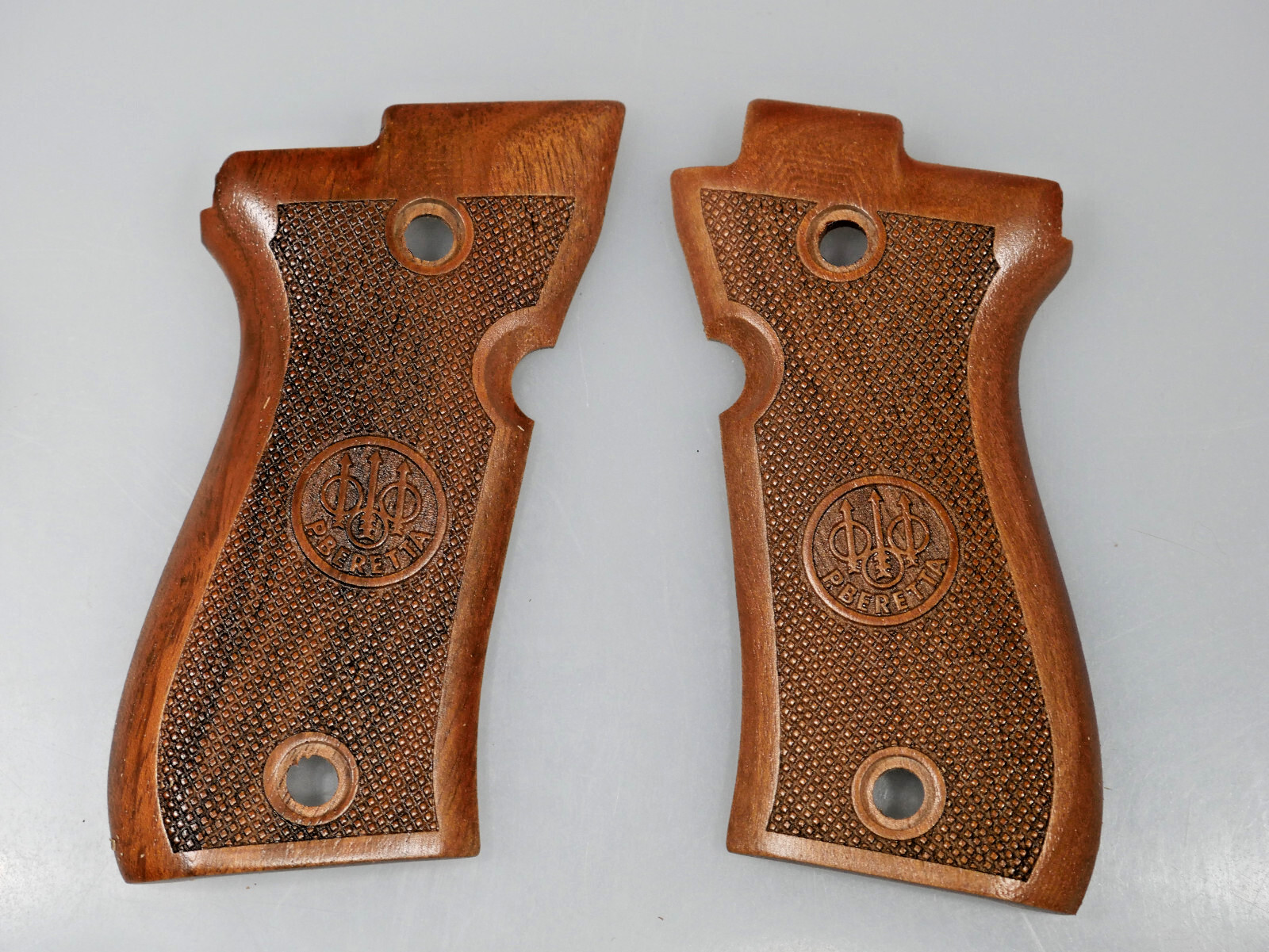CUSTOM MADE WALNUT GRIPS FITS BERETTA F81 81FS 81BB 81F F84 "CHECKERED & LOGO"