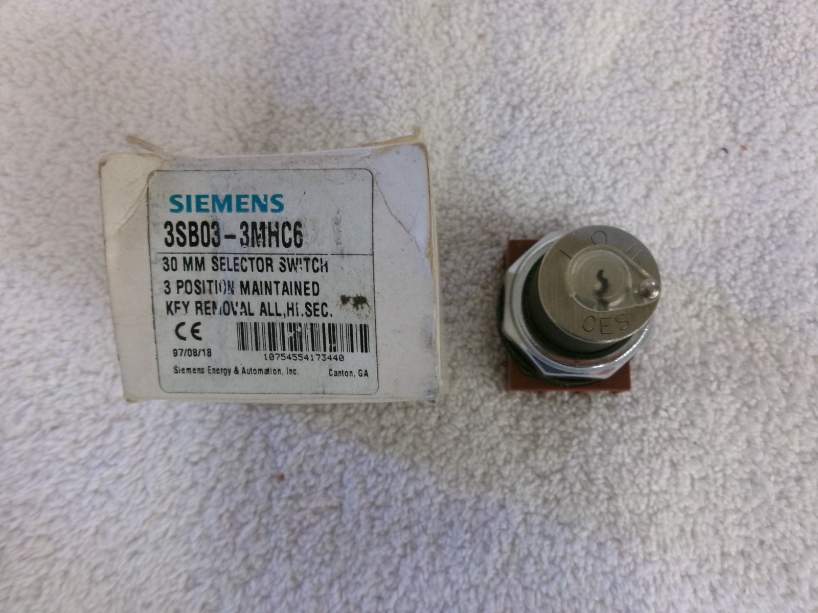 NIB Siemens 30MM Selector Switch    3SB03-3MHC6   NO KEY