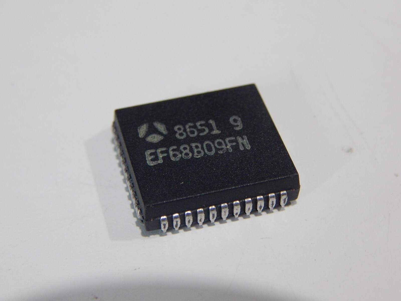MOSTEK EF68B09FN 8-BIT HIGH PERFORMANCE MICROPROCESSING UNIT PLCC44