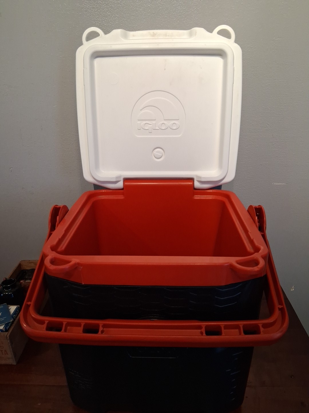 Igloo Quantum 12 cooler 18 Pack capacity Lockable USA. 12 Quart Red White Black
