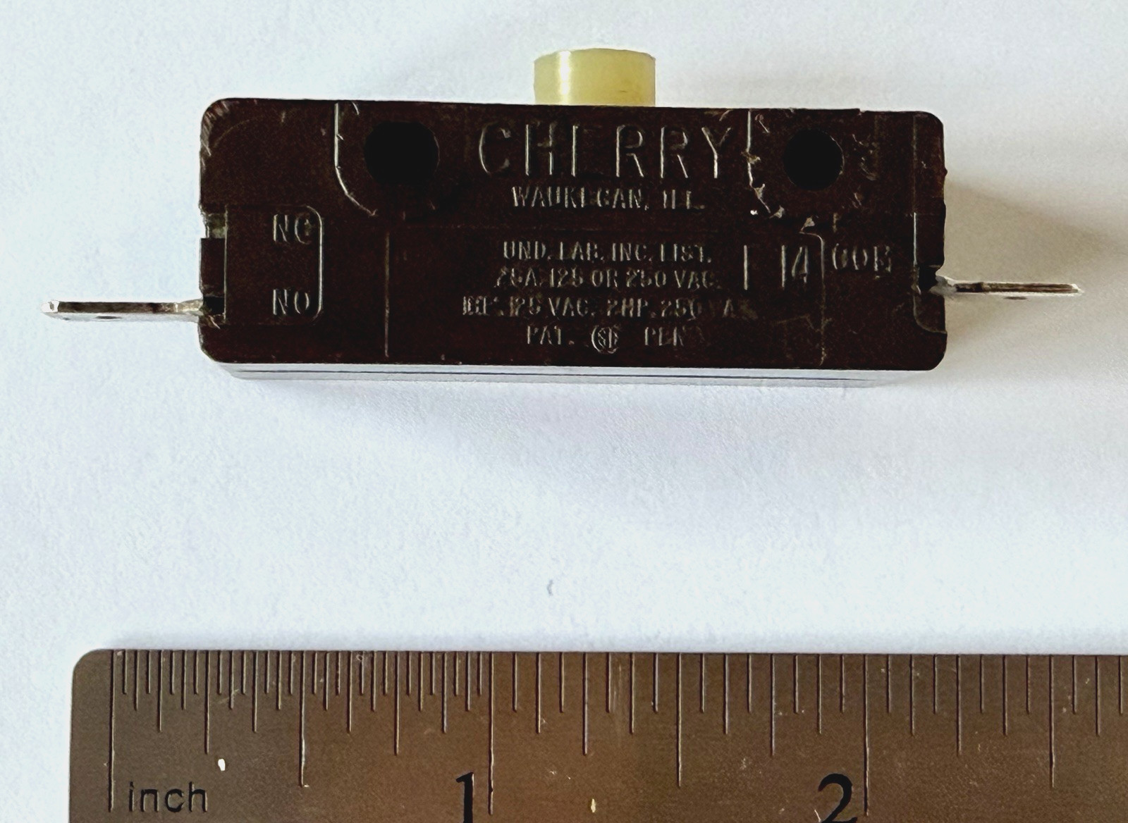 CHERRY E14 25A NORMALLY OPEN SNAP ACTION PUSHBUTTON SWITCH 125/250 VAC