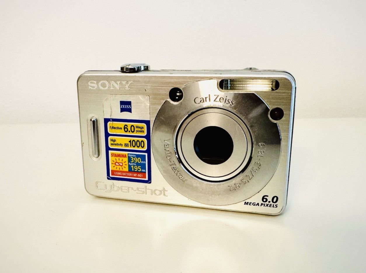 Sony Cyber-shot DSC-W50 - 6MP, Carl Zeiss lens, Metal body, Sony battery, VGC