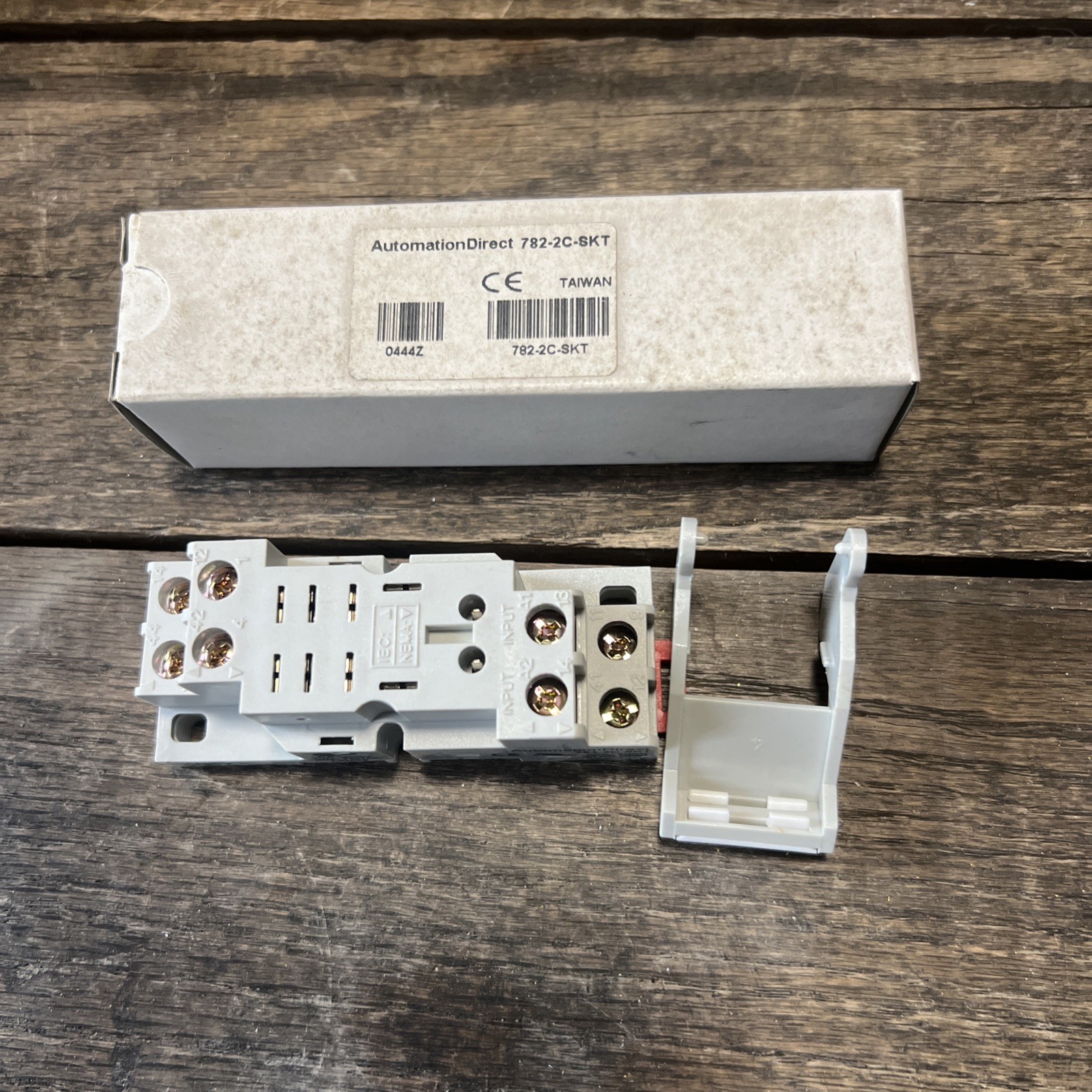 AUTOMATION DIRECT 782-2C-SKT RELAY SOCKET & RETAINER 300V 10/20A NEW NIB