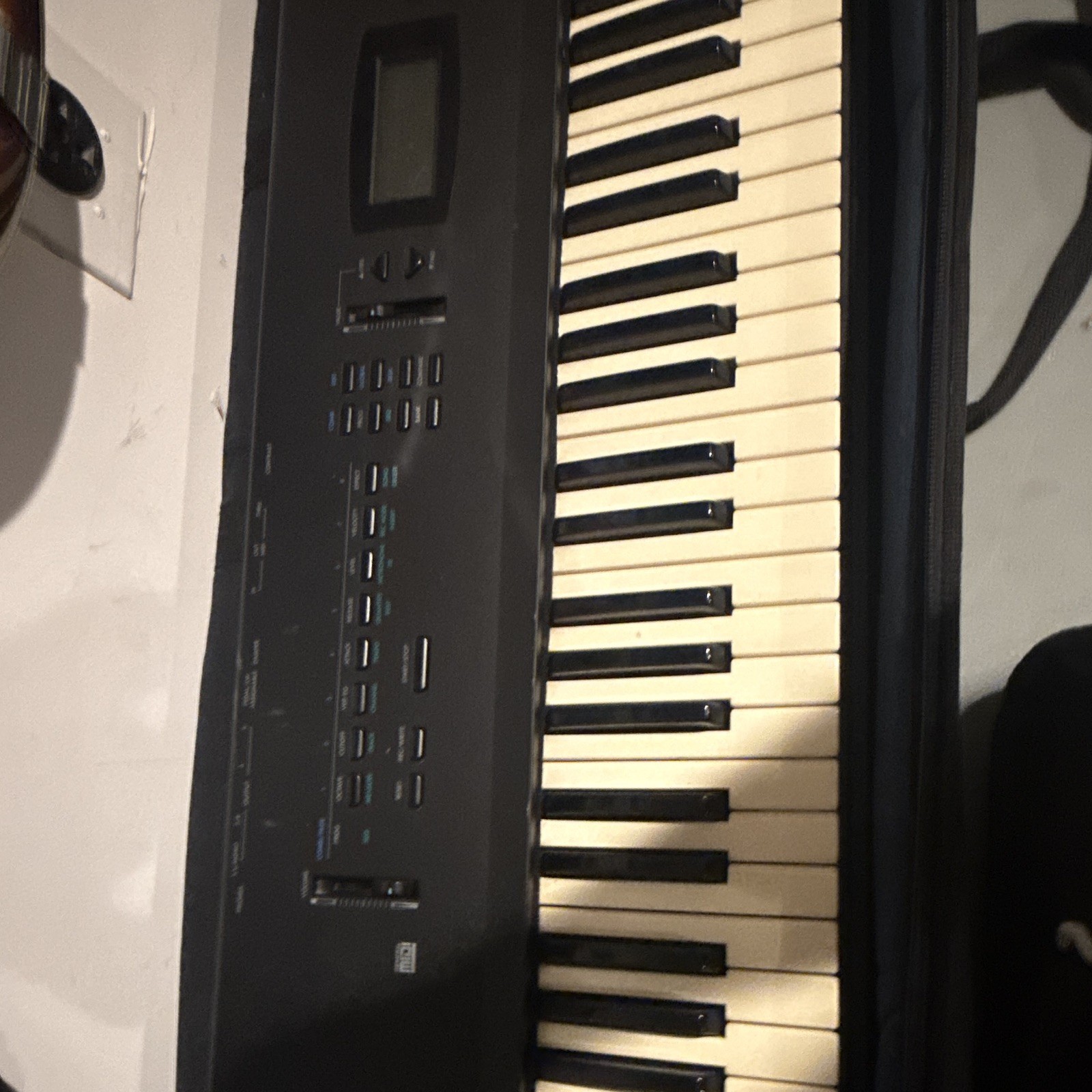 Korg X2 88-Key Workstation Keyboard Semi-Weighted Touch Sensitive w/Case