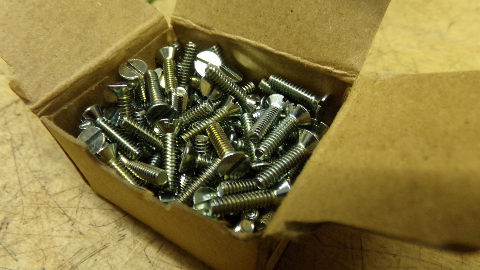 100 Universal Screw & Bolt Flat Head Machine Screws 1/2" x 4/40 Steel Brite Zinc