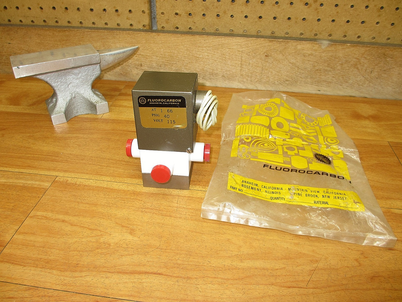 Fluorocarbon AT1-66 *NEW OLD STOCK* Solenoid Valve 115VAC AT166