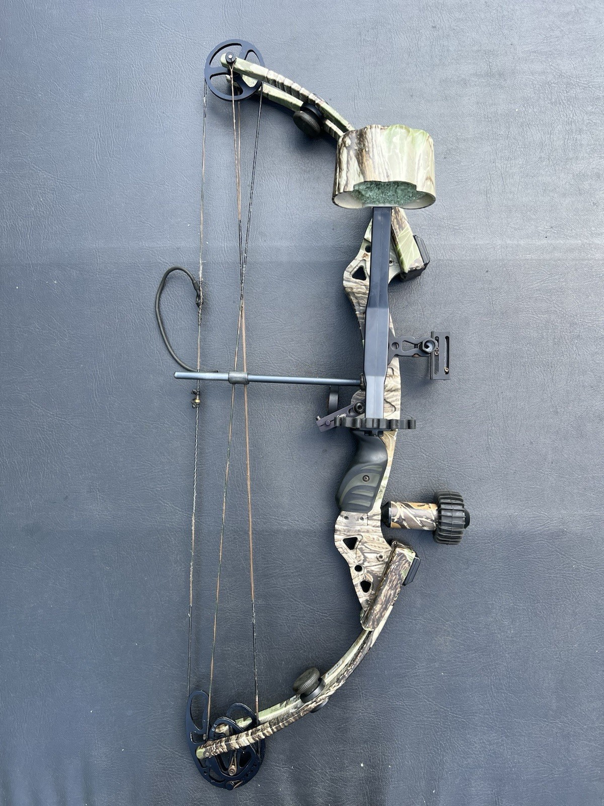 BUCKMASTERS BTR Pro Compound Bow Package Right Hand/Limb Saver/V Flight High Tek