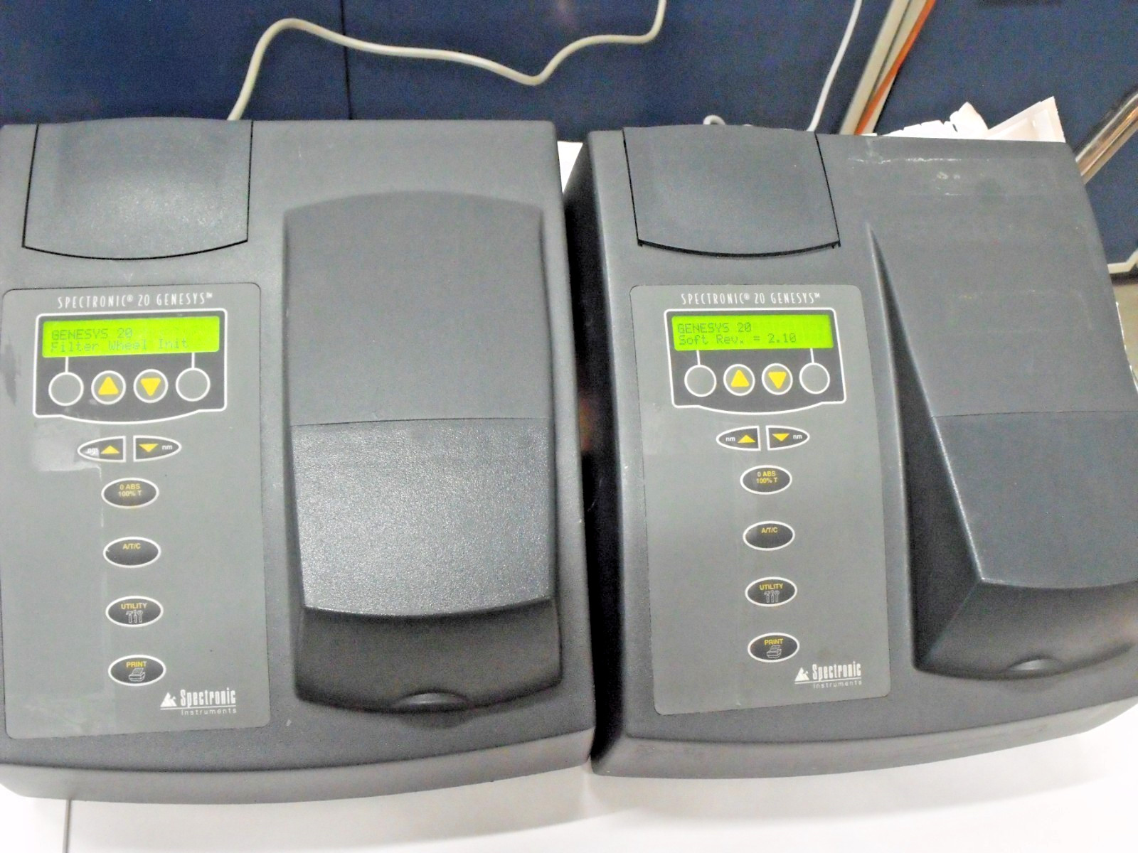 LOT OF 2 THERMO SPECTRONIC GENESYS 20 SPECTROPHOTOMETERS 4001/4 CUVETTES MANUAL