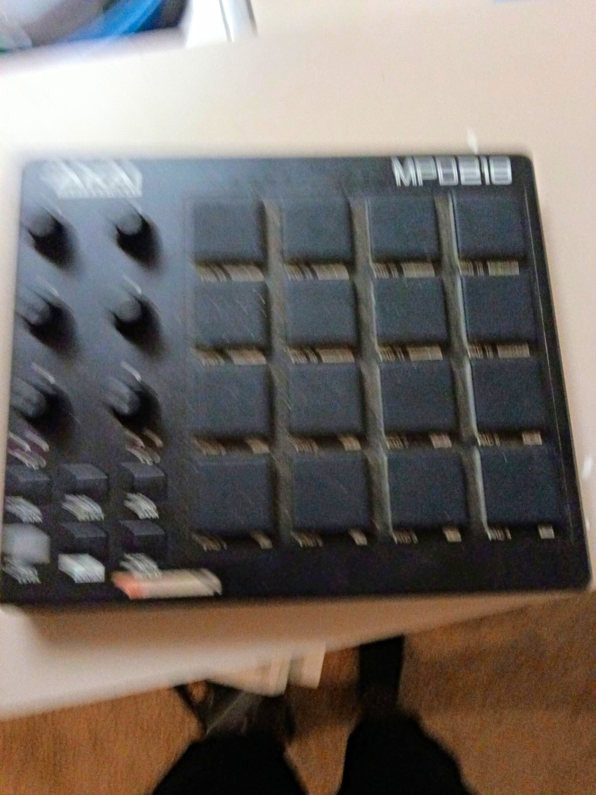 Akai Professional MPD218 USB MIDI Pad Controller, 16 Pads, Pedal Input