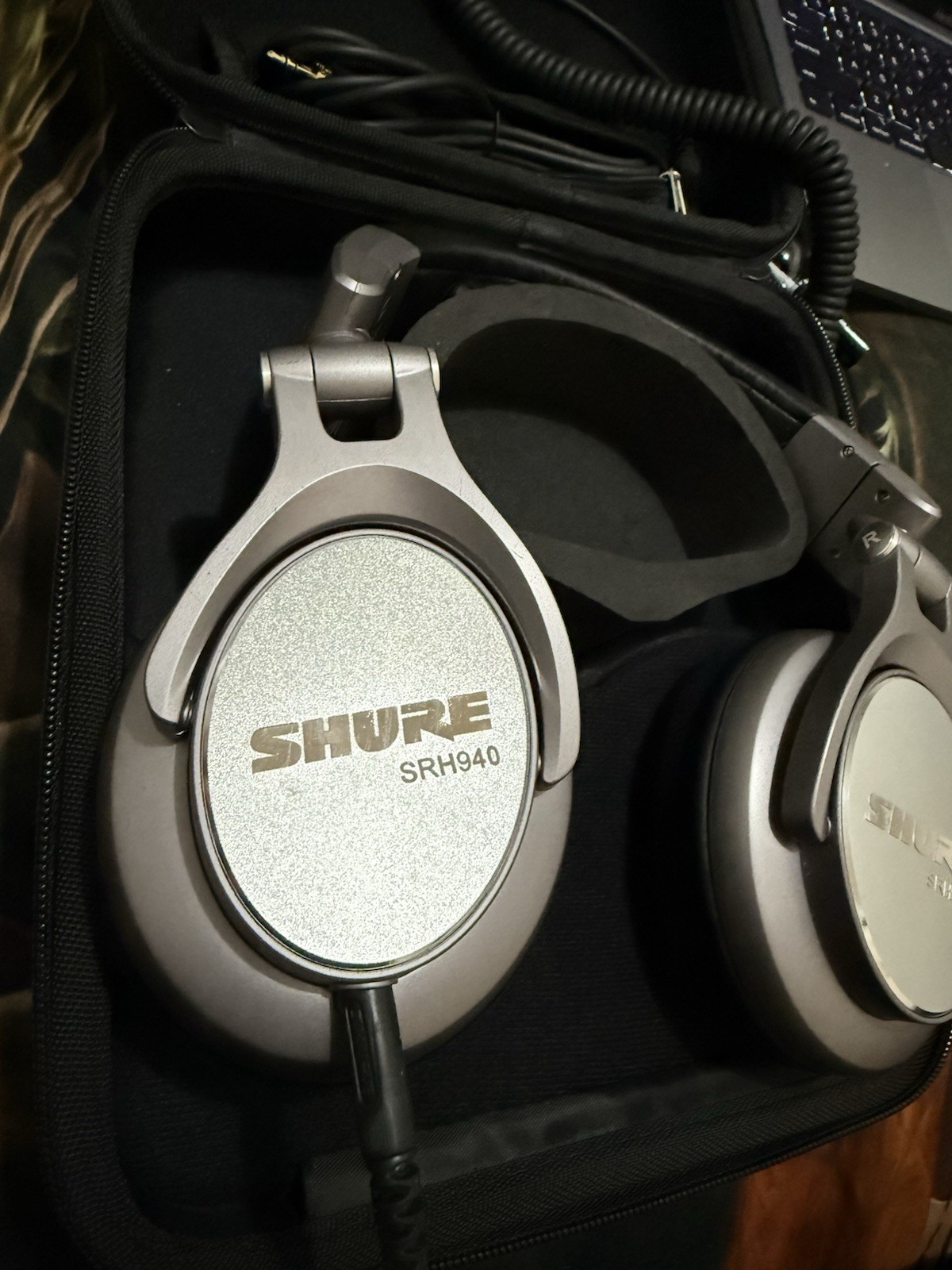 Shure SRH940 Lightweight Professional  Reference Headphones with Padded Headband
