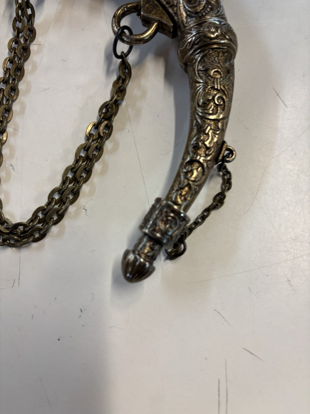 VTG BRASS METAL BLACK POWDER HORN, VERY HEAVY, COMPLETE W/ CHAIN & COVER