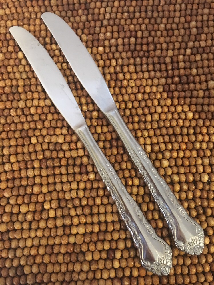 Unbranded Glossy Stainless Korea Scroll Floral Tip 2 Dinner Knives 8 5/8”