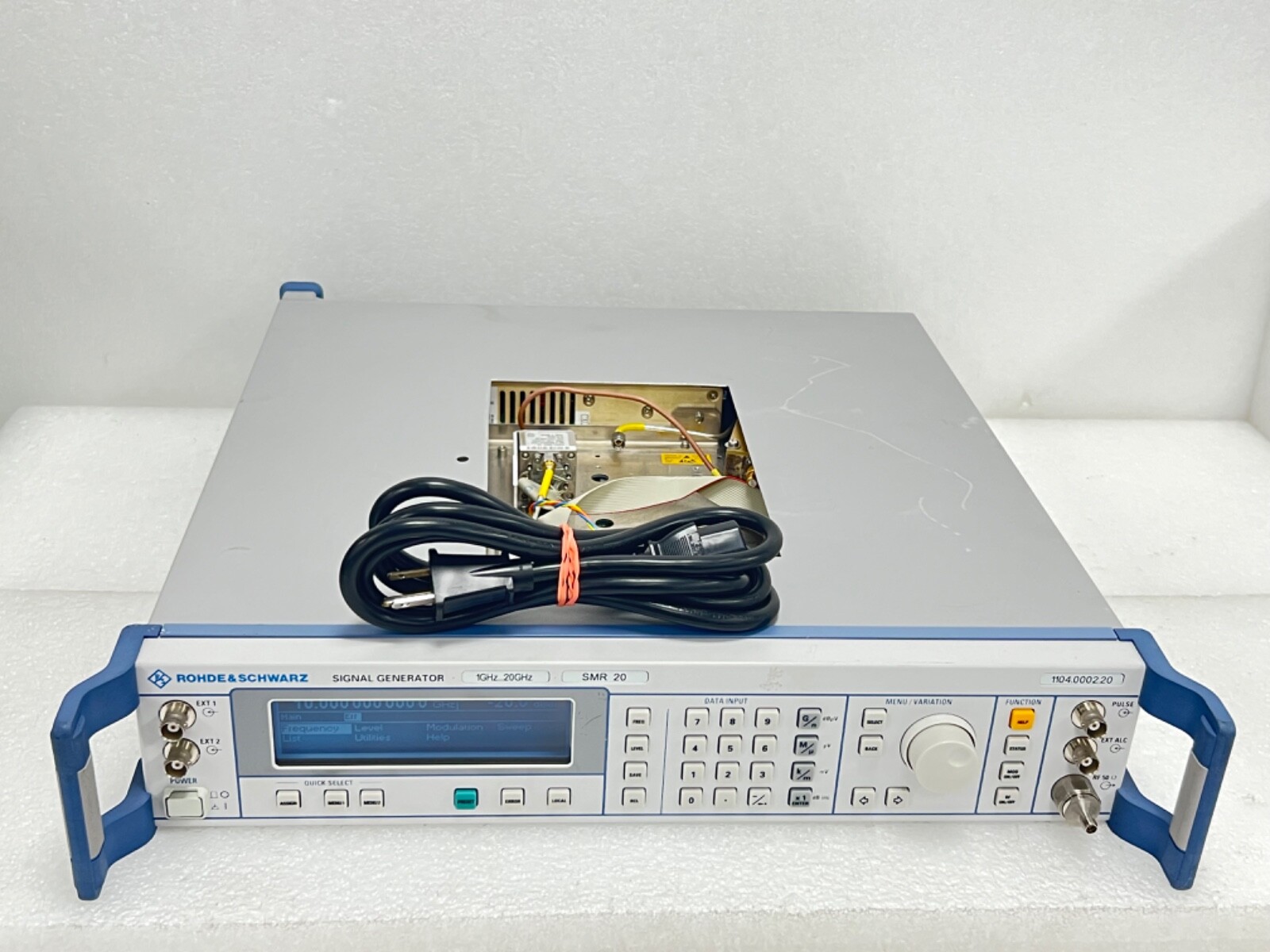 FOR PARTS Rohde & Schwarz SMR20 1 GHz to 20 GHz; B14 Microwave Signal Generator