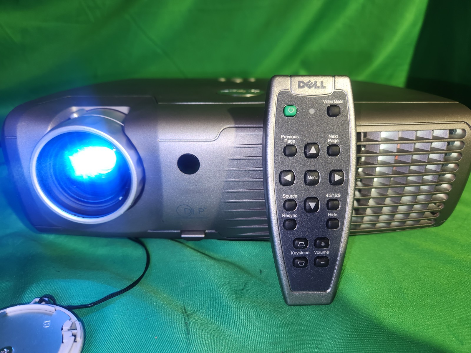 DELL 2300MP DLP Projector - 2300 Lumens XGA Portable - W/ Case & Cables 127 Lamp