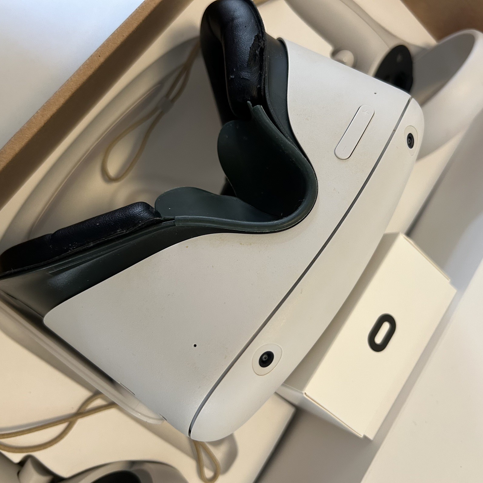 Oculus Quest2 VR Gaming Headset White 64GB w/ Elite Strap BUNDLE Excellent