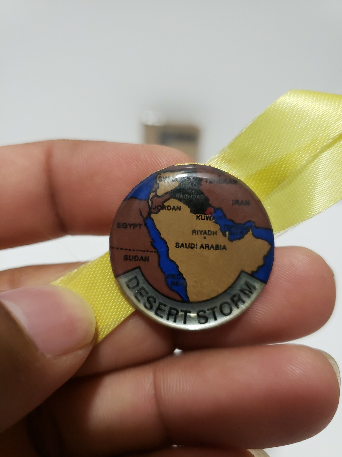 Insignia Crest Hat Pin Desert Storm W/Yellow Ribbon IRAQ Saudi Arabia
